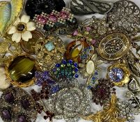 THIRTY VARIOUS COSTUME JEWELLERY BROOCHES Provenance: private collection Conwy