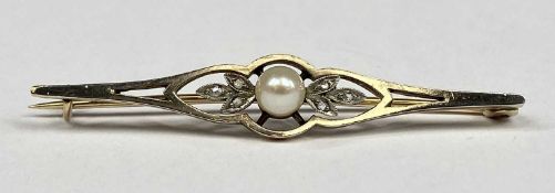 9CT WHITE & YELLOW GOLD BAR BROOCH set with a pearl and diamond chips, 5cms (l), 2.6gms