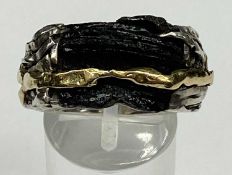 CONTEMPORARY WHITE, YELLOW & BLACK RING, naturalistic design, stamped 750, size S/T, 16.2gms