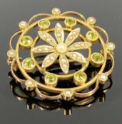 9CT GOLD CIRCULAR OPENWORK BROOCH set with split seed pearls and citrines, 25mm diam, 3.7gms