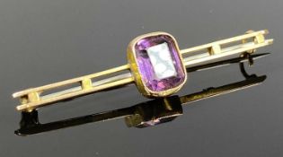 9CT GOLD BAR BROOCH set with amethyst, 2.7g Provenance: private collection Conwy