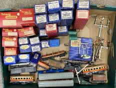 HORNBY DUBLO & TRI-ANG 00 GAUGE, various accessories including carriages, wagons, signal lights,