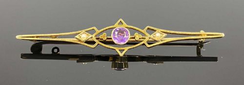 VICTORIAN 15CT GOLD BAR BROOCH set with central amethyst and two split seed pearls, 60mm (l), 2.9gms