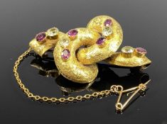 VICTORIAN 9CT GOLD KNOT BROOCH set with coloured glass stones having safety chain, 5.5 x 3.5cms, 9.