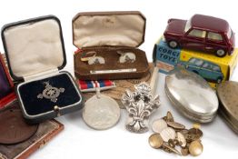 GENTLEMANS' ACCESSORIES, including pair cased Royal Artillery gilt metal cufflinks with insignia and