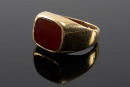 18CT GOLD CARNELIAN RING, ring size N, 7.0gms in vintage Wright & Griffiths of Bangor ring box