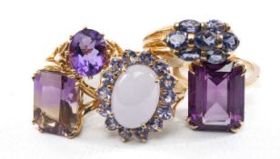 FIVE PURPLE STONE SET GOLD RINGS, including 14ct lilac jadeite halo, 9ct emerald cut amethyst single