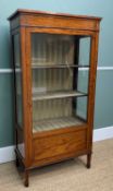 LATE 19TH C. CROSSBANDED SATINWOOD DISPLAY CABINET, boxwood ebony strung, glazed door and side