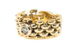18CT GOLD DIAMOND RING, having articulated brick / panther style links, set with single stone