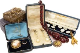 GROUP OF JEWELLERY comprising yellow metal cameo brooch, miniature 9ct gold three stone ring, 2 x