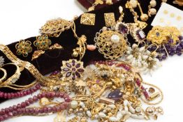 ASSORTED JEWELLERY comprising quantity of gold plated items and selection of yellow metal earrings