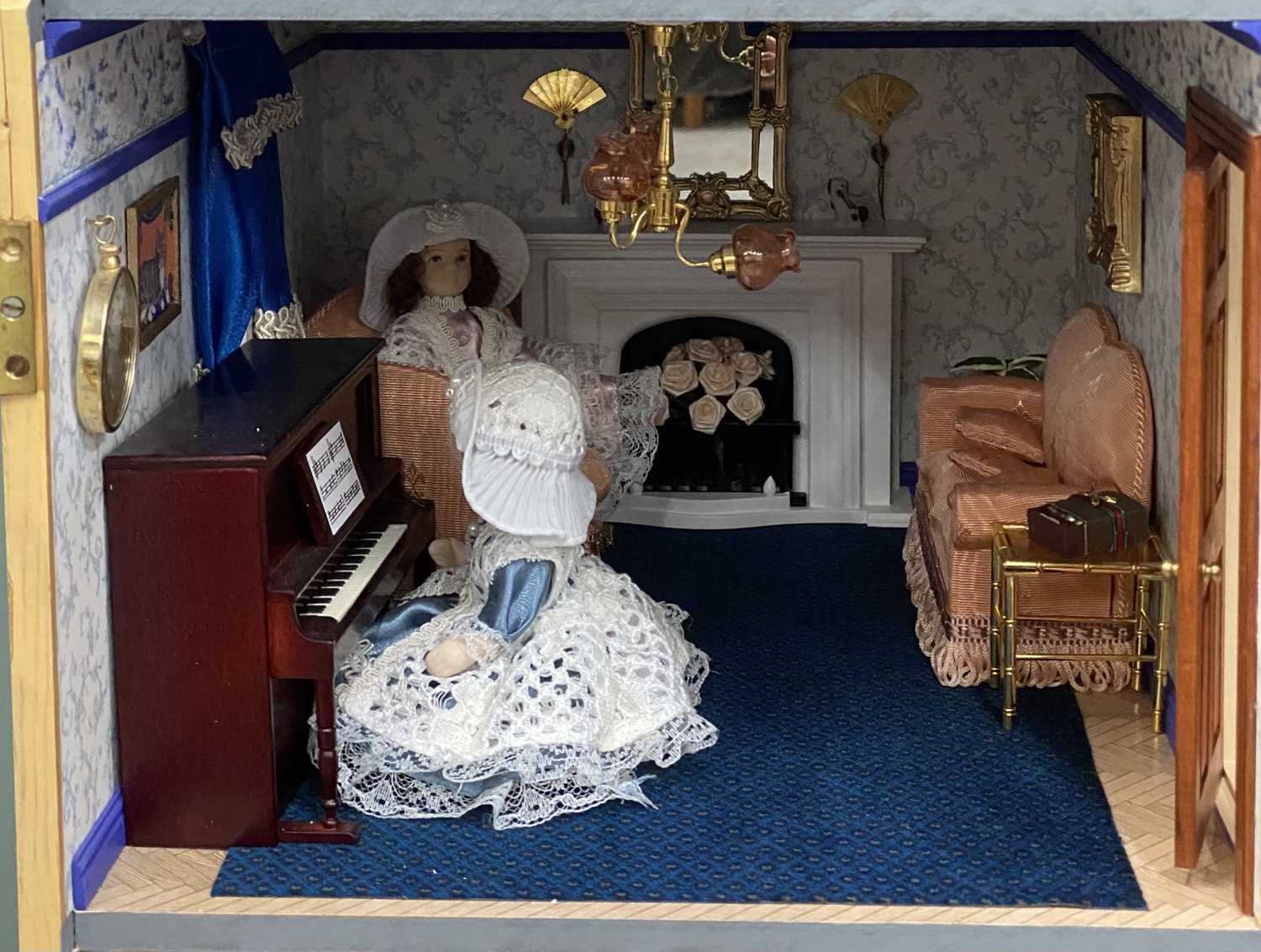 GOOD LARGE MODERN DOLL'S HOUSE WITH COMPREHENSIVE CONTENTS, 88 (h) x 83 (w) x 47cms (d) - Image 9 of 20