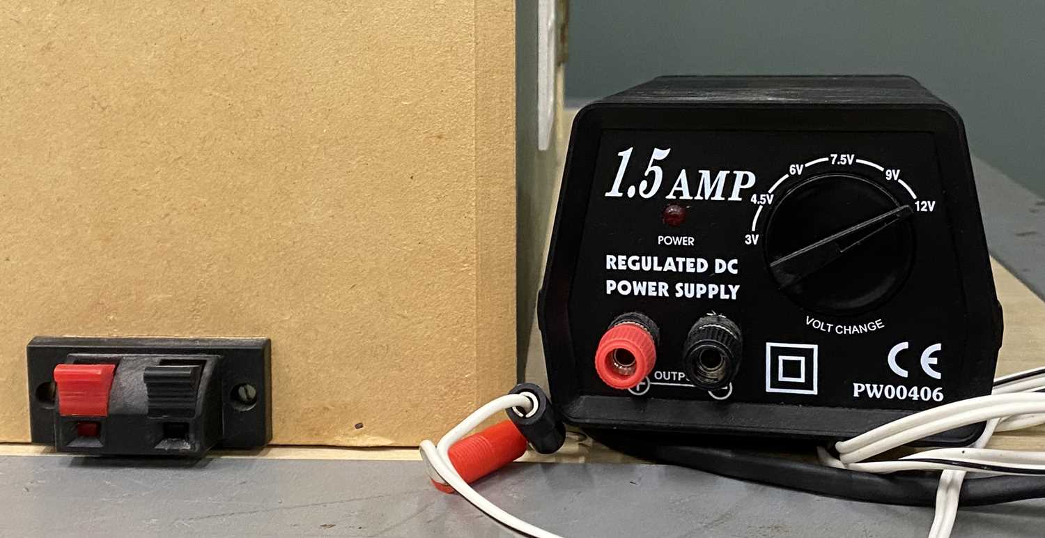 GOOD LARGE MODERN DOLL'S HOUSE WITH COMPREHENSIVE CONTENTS, 88 (h) x 83 (w) x 47cms (d) - Image 19 of 20