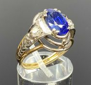 FINE QUALITY 18CT YELLOW & WHITE GOLD RING, crown mounted oval pale blue sapphire to centre, with