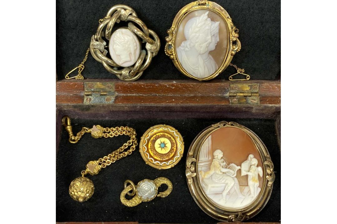 ANTIQUE & VINTAGE JEWELLERY including amber type necklaces, jet necklace and brooch, three oval - Image 3 of 7