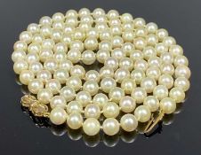 SINGLE ROW CULTURED PEARL NECKLACE, 106 cultured pearls with 9ct gold clasp, 97cms (l), with 6 spare