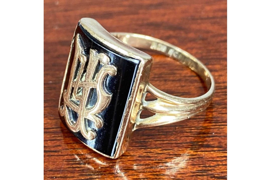 9CT ROSE GOLD MOURNING RING, size O, 9ct gold dress ring, three 9ct gold swivel clips, 10.2gms - Image 3 of 10