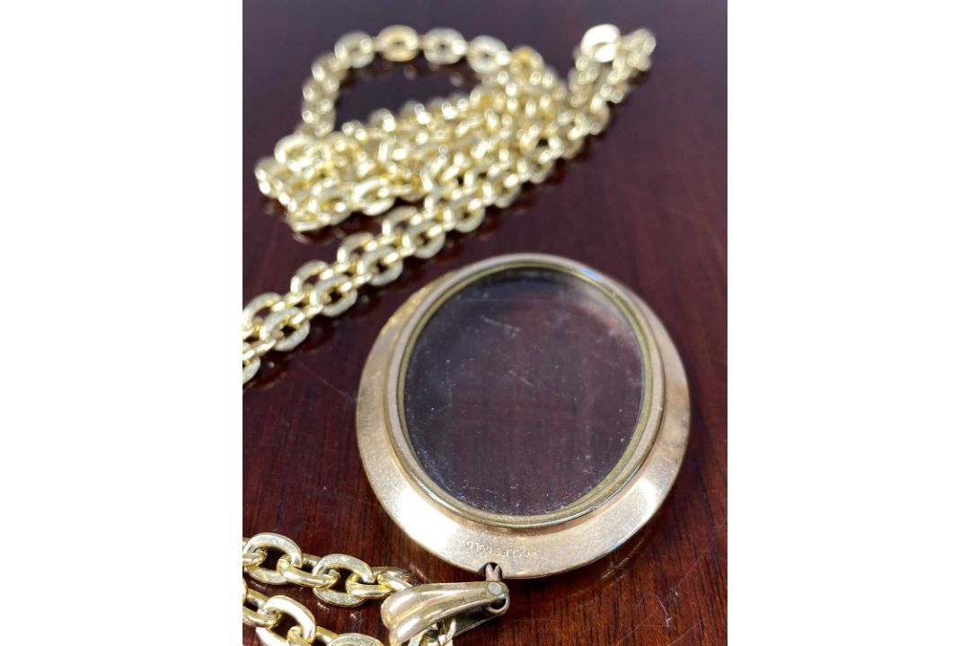 9CT ROSE GOLD MOURNING RING, size O, 9ct gold dress ring, three 9ct gold swivel clips, 10.2gms - Image 9 of 10
