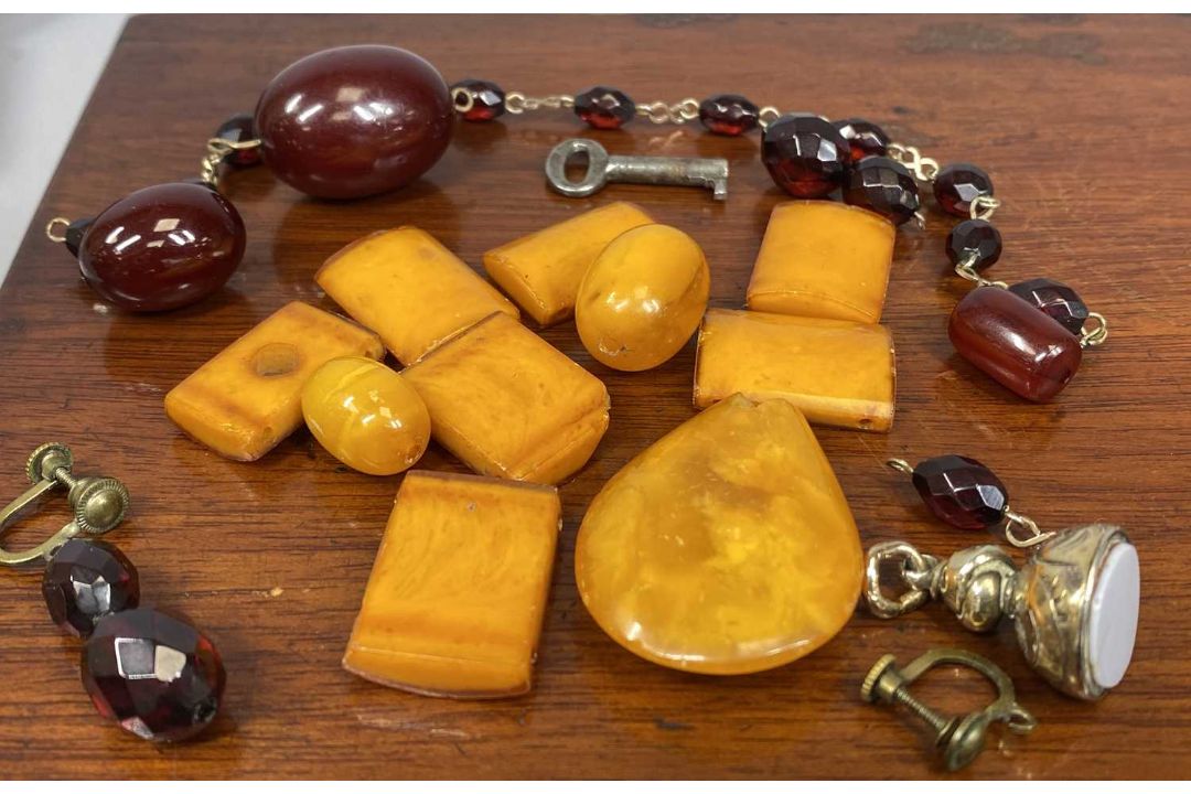 ANTIQUE & VINTAGE JEWELLERY including amber type necklaces, jet necklace and brooch, three oval - Image 6 of 7