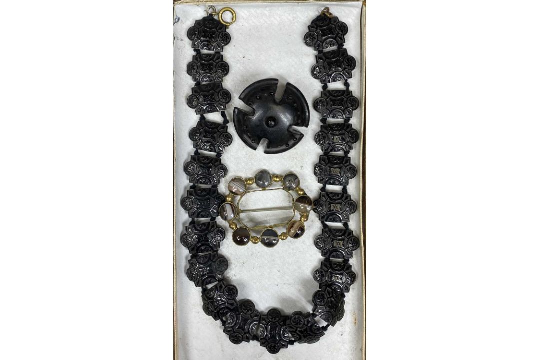 ANTIQUE & VINTAGE JEWELLERY including amber type necklaces, jet necklace and brooch, three oval - Image 5 of 7