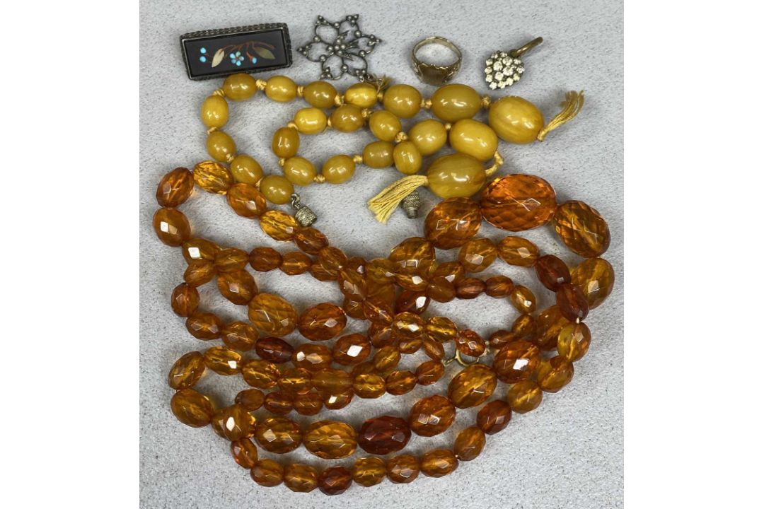 ANTIQUE & VINTAGE JEWELLERY including amber type necklaces, jet necklace and brooch, three oval - Image 2 of 7