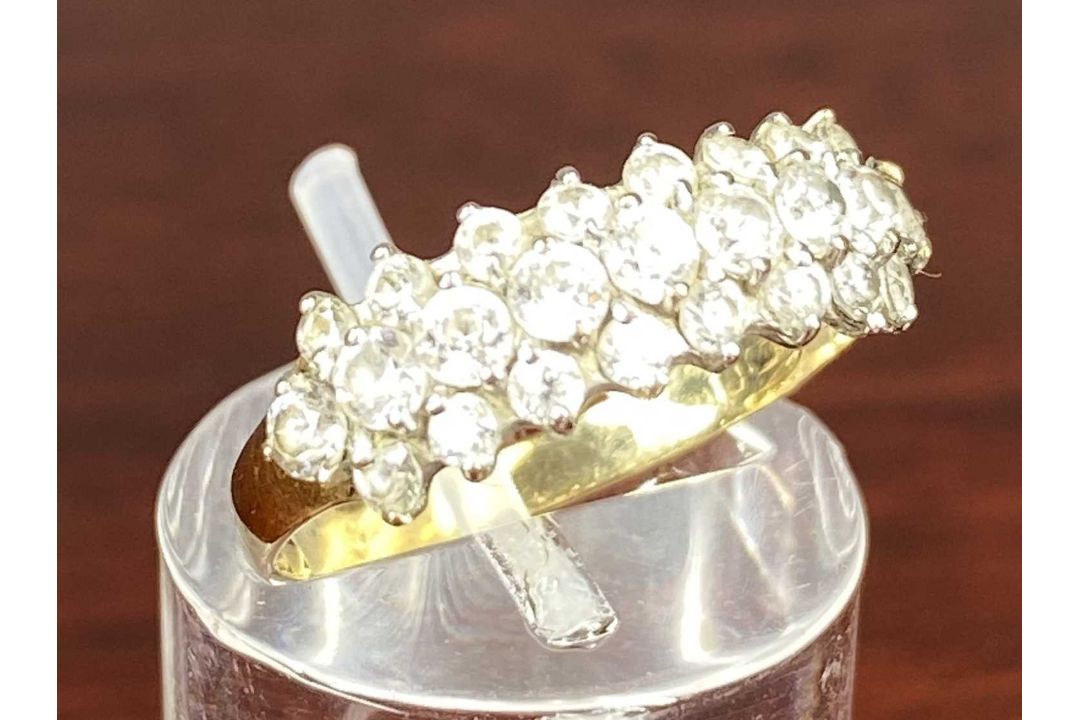 9CT ROSE GOLD MOURNING RING, size O, 9ct gold dress ring, three 9ct gold swivel clips, 10.2gms - Image 4 of 10