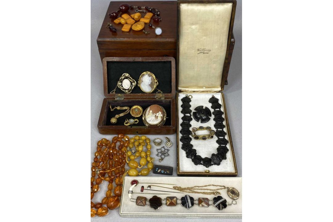 ANTIQUE & VINTAGE JEWELLERY including amber type necklaces, jet necklace and brooch, three oval - Image 1 of 7