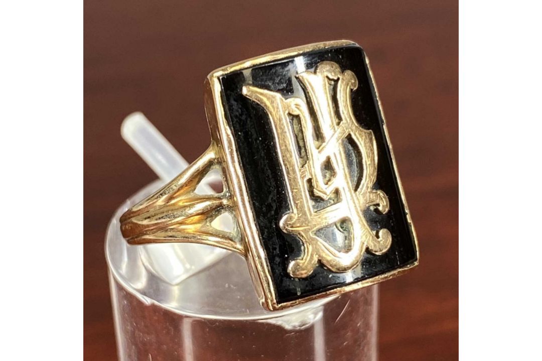 9CT ROSE GOLD MOURNING RING, size O, 9ct gold dress ring, three 9ct gold swivel clips, 10.2gms - Image 2 of 10