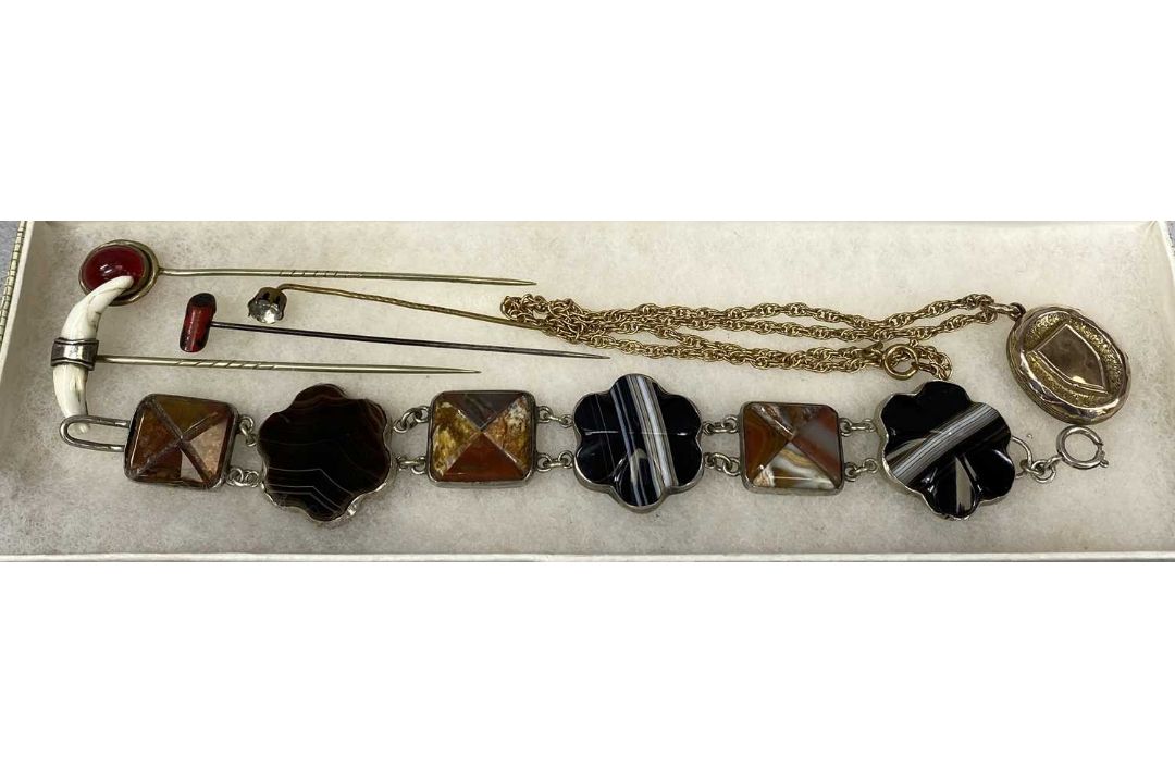 ANTIQUE & VINTAGE JEWELLERY including amber type necklaces, jet necklace and brooch, three oval - Image 4 of 7