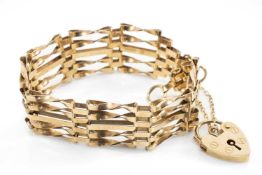 9CT GOLD GATE BRACELET, heart shape padlock, 11.4gms in Ernest Jones box Provenance: deceased estate