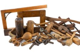COLLECTION OF JOINERY AND BUILDING TREEN, including Mason's plumb bob, scriber gauge, pine pit saw