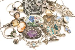 COLLECTION OF VICTORIAN & LATER SILVER JEWELLERY including bar brooches, rings, pendants, cameo