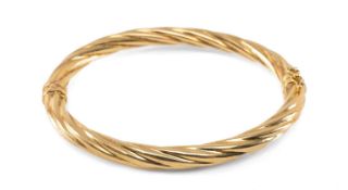 MODERN 9CT GOLD ROPE WIST HINGED BANGLE, sprung hinge, marked with makers name and '375' on
