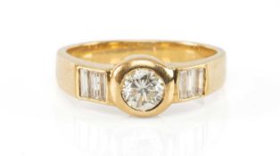 18CT GOLD DIAMOND RING, central round brilliant cut stone in rubover setting supported by six