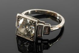 PLATINUM DIAMOND RING, the central stone measuring 2.0ct approx., flanked by two graduated