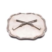 Salver mit gekreuzten Gewehren. Mailand, nach 1968, Miracoli | Silber (Gewehre), unedles Metall,...
