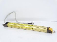(2) OMRON F3SJ-A0320P30-L LIGHT FIXTURE