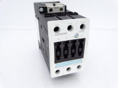 (2) SIEMENS 3RT1034-1BB40 CONTACTOR