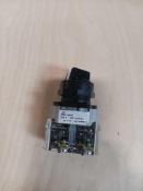 ALLEN BRADLEY 800H-HR4D1 2 IN LOT Selector Switch