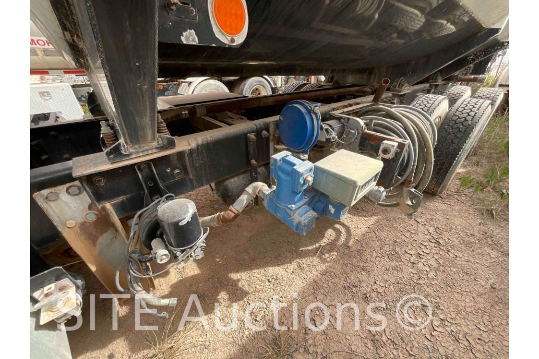 2004 Peterbilt 385 T/A Fuel Truck - Image 15 of 24