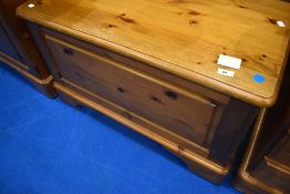 A modern pine bedding box, approx. 86 x 56 x 46cm