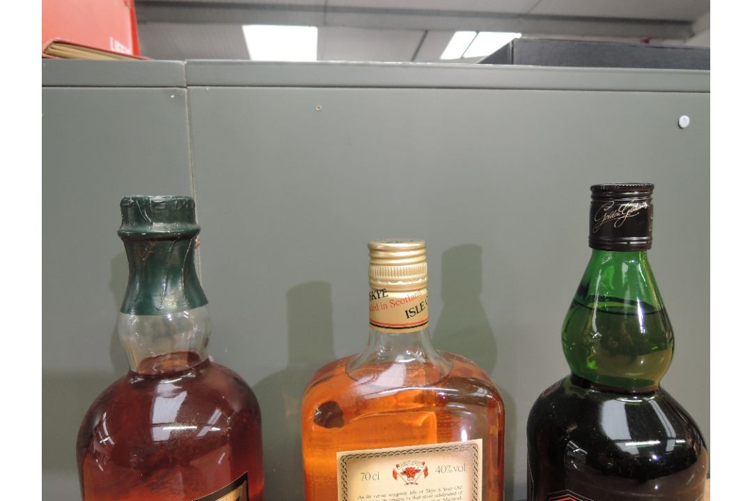 Three bottles of Blended Scotch Whisky, Macleod's Isle of Skye 8 Year, in original card box, - Image 3 of 5