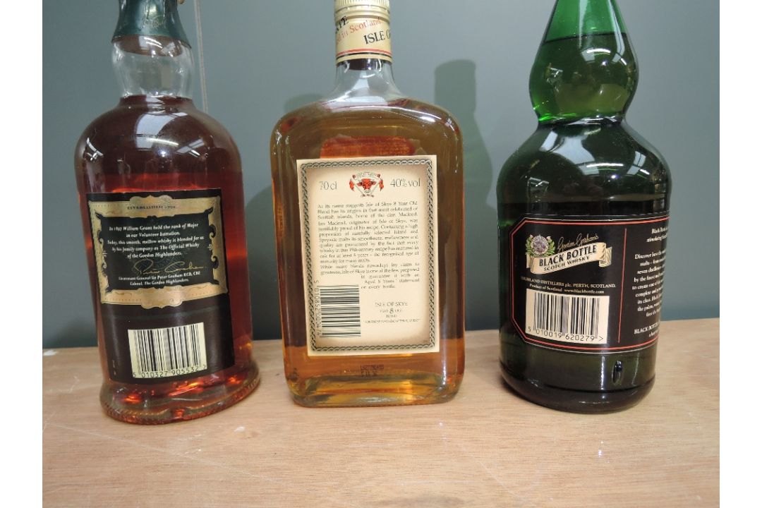 Three bottles of Blended Scotch Whisky, Macleod's Isle of Skye 8 Year, in original card box, - Image 2 of 5