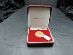 A United Kingdom 1904 Edward VII Gold Sovereign, Royal Mint, in folding case