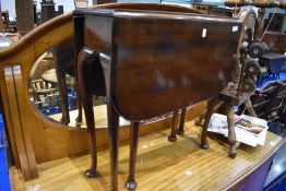 An early 20th Century mahogany gateleg occasional table, on cabriole legs, open length 83cm, width