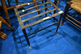 A traditional cast iron footman, approx 36 x 28 x 31cm