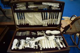 A vintage Viners Cutlery canteen 'Kings Court' in case having cabriole legs, approx 69 x 43cm