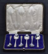 A cased set of six George V silver teaspoons, Old English pattern with engraved decoration, marks