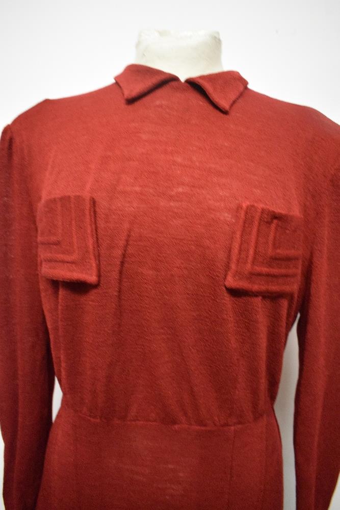 A russet coloured 1940s day dress, having long sleeves, pockets to bodice with angular stitched - Image 3 of 7