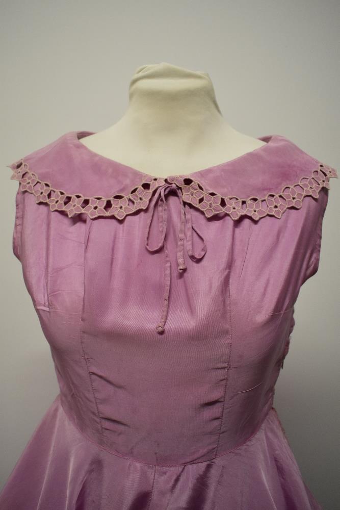 A mauve lightweight taffeta day dress, having portrait collar with cutwork and machine embroidery, - Image 4 of 7